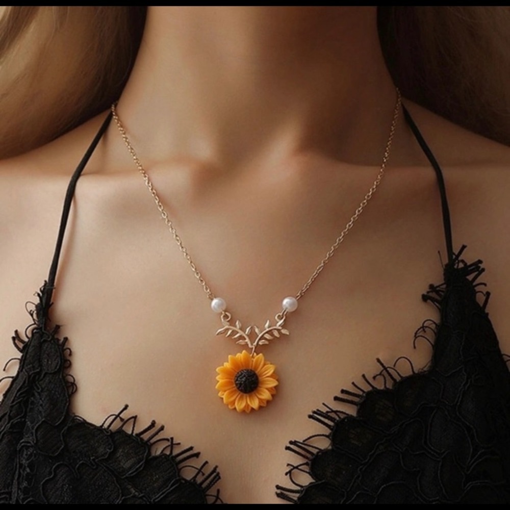 🌻Women’s sunflower 🌻 necklace